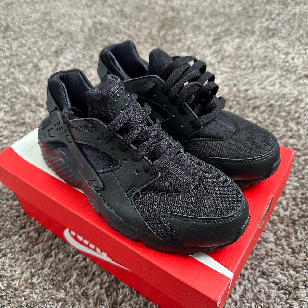 Nike Air Huarache (Size 6.5Y)